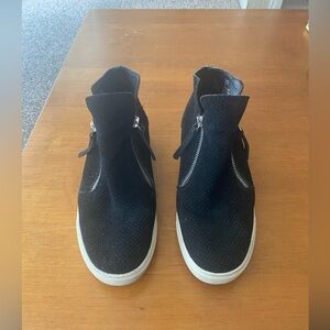 Steve Madden great shoes. Size 11. Very comfy! Worn a few times!!!